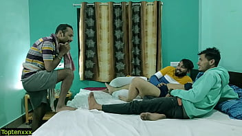 तीन दोस्त मिलकर चुदाई करते हुए एक चालाक गर्लफ्रेंड के साथ! हॉट हिंदी ग्रुप सेक्स