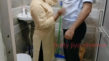 सबसे बेहतरीन कामुक डॉगीस्टाइल भारतीय शिक्षिका के साथ मधुर हिंदी आवाज में