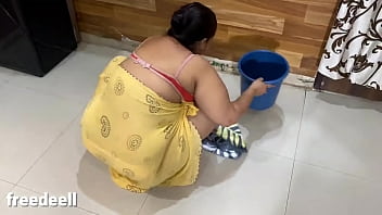 भारतीय नौकरानी को चोदता हुआ लड़का