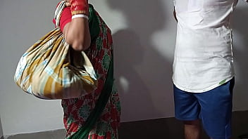 गर्म बर्तन बेचने आयी मस्त आंटी को जमकर चोदा – गहरी हिंदी आवाज में