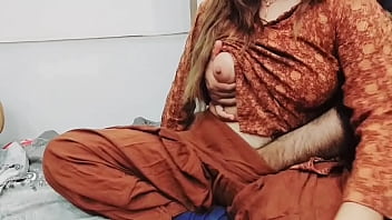 गर्म पाकिस्तानी सौतेली माँ अपने कमजोर पति पर सवार होकर सब्जियाँ काटते हुए मचलती है और मीठी हिंदी में कराहती है