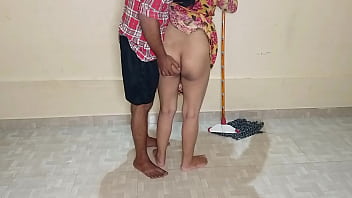 कमरे में पोछा लगा रही गर्म आंटी को मोटा लंड चूसवा कर जमकर चोदा! साफ हिन्दी आवाज में