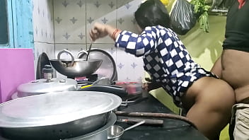 गाँव से आई मेड को कुछ पता नहीं था तो मालिक ने उसकी मासूमियत का फायदा उठाया और मेड को चोदकर रख दिया (हिन्दी क्लीयर ऑडियो)