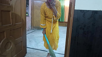 बड़े स्तनों वाली शर्मीली नौकरानी अपने मालिक के साथ मज़ेदार रात गुज़ारती है