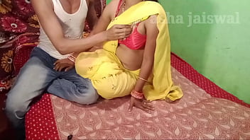 पीली साड़ी में छोटी स्टेप से गर्म चुसाई, आप तो मस्त लग रही हो हिंदी