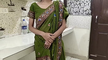 भारतीय गरम सौतेली माँ ने रसोई में सौतेले बेटे के साथ जबरदस्त सेक्स किया! साफ आवाज़ में, देसी सौतेली माँ की गंदी चुदाई