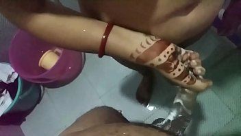 भारतीय पत्नी अपने पति को बार-बार चोदकर मजा दे रही है
