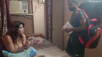 मेरे दोस्तों ने मेरी सौतेली माँ को चोदा, मैंने सब कुछ हिंदी में रिकॉर्ड किया