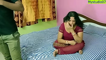 Desi Garam Bhabhi Chhote Lund Wale Launde Ke Saath Masti Karti Hui! Uska Man Nahi Bhara!