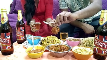मालकिन ने साहब के लिए गरमागरम खाना बनाया और खाना खाते खाते चूत की चटाई कर दी। मचलती हुई हिंदी आवाज के साथ। Mumbai Ashu