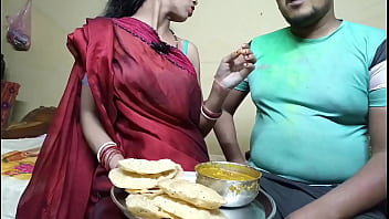 पहली बार होली के मौके पर पड़ोसन की गीली देह से खेला रंग