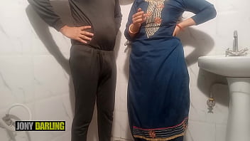 गर्म पंजाबी भाभी को बिहारी ने बाथरूम में धूम्रपान के दौरान चोदा, गंदी हिंदी और पंजाबी आवाज़