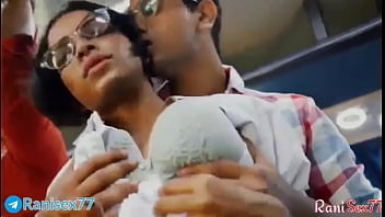 बस में चलते हुए नवयौवना की चुदाई, पूरी हिंदी आवाज़ में
