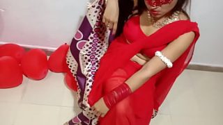 नवविवाहित भारतीय बहू लाल साड़ी में अपने देसी पति के साथ वैलेंटाइन का आनंद लेते हुए – पूर्ण हिंदी बेस्ट एक्सएक्सएक्स