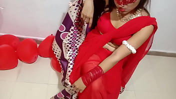 नवविवाहित भारतीय बहू लाल साड़ी में अपने देसी पति के साथ वैलेंटाइन का आनंद लेते हुए – पूर्ण हिंदी बेस्ट एक्सएक्सएक्स