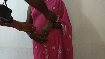 भारतीय तमिल तेलुगु कन्नड़ मलयालम हिंदी गर्म चुदाई चोर पत्नी वनिता नीले रंग की साड़ी पहनकर बड़े मुम्मे और नंगी चूत दिखाते हुए, कड़ी चुसाई मुम्मों की और चूत की रगड़ते हुए हस्तमैथुन