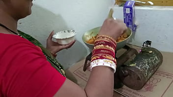 गरम चूत वाली मैड को किचन स्टैंड पर चोदा – मीठी हिन्दी आवाज़ में