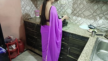 गर्म भारतीय सौतेली माँ ने अपने सौतेले बेटे विवेक को उसके जन्मदिन पर सरप्राइज दिया और गंदी बातें करने लगी