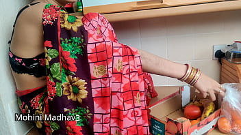 भारतीय देसी फल विक्रेता महिला ने मोलभाव करते हुए ग्राहक के साथ जमकर चुदाई हिंदी ऑडियो