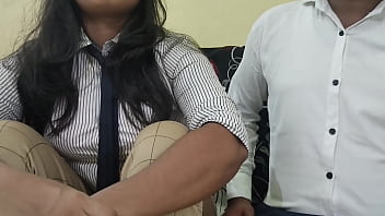 देसी लड़की का ऑफिस में पहला दिन था तो लड़की ने काम पूरा नहीं किया तो बॉस ने ऑफिस में ही गर्म मौका देखकर चोद दिया। हिंदी क्लियर वॉइस।