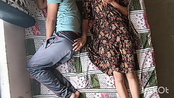 गर्म देशी भाभी शिवानी सोते हुए देवर को लुभाती है और अमेज़न मुद्रा में सवार होकर चढ़ जाती है
