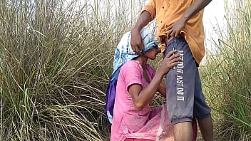 आज पत्नी बाहर लकड़ी लेने गई तो पति ने कहा – बाहर खुले में ही जंगल में चोदते हैं