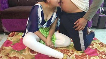 गर्म देशी भाभी – कॉलेज की छोकरी को घर लाकर चोदता हूं, हिंदी आवाज़ वाला नया देसी अश्लील वीडियो
