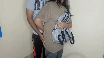 गरीब कॉलेज लड़की को पैसों के लिए मकान मालिक ने चोदा