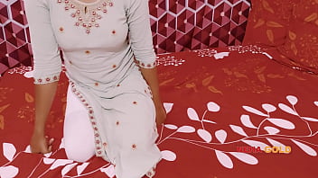 चाची की बेटी को बिस्तर पर लिटाकर ज़ोरदार चोदा