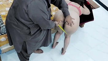 भारतीय दर्जी गाँव की गंवार लड़की को कुत्ते की तरह चोद रहा है, उसके बड़े गांड को जोर-जोर से पीटते हुए, हिंदी में गंदी बातें करता हुआ