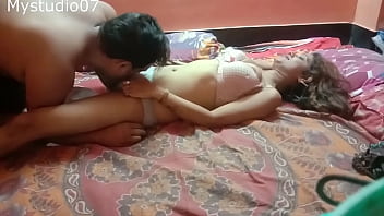 भारतीय सेक्सी युवती घर पहुंचे डिलीवरी बॉय के साथ जंगली सेक्स
