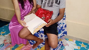 भारतीय Xxx स्टेप मॉम को जन्मदिन पर हिंदी आवाज़ के साथ मिला खास केक बॉक्स सरप्राइज़