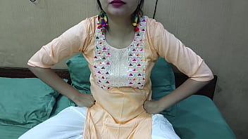 भारतीय सौतेली माँ अपने सौतेले बेटे के साथ जंगली सेक्स करते हुए, हिंदी आवाज़ में गंदी बातें करती हुई नया अश्लील वीडियो
