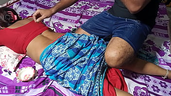 दोस्त की माँ ने मालिश के बहाने चोदा, गर्म आवाज़ में सुनाए कामुक अनुभव