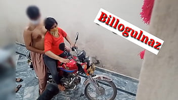 गर्म दोस्त ने बाइक पर चोदा, हिंदी में मजेदार आवाज़