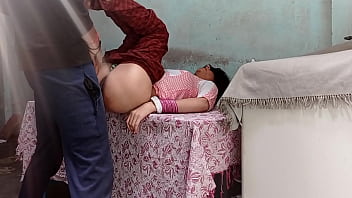 गाँव के जोड़े का देहाती जंगली संभोग हिंदी आवाज़ के साथ