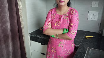 गरमा-गरम हिंदी आवाज़ में गंदी बातें करती सौतेली माँ को घर पर सौतेले बेटे ने चोद-चोद कर चीखने तक नहीं छोड़ा