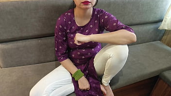 गर्म भारतीय सौतेली माँ ने अपने बेटे को चोदकर उसे अपना यार बना लिया, हिंदी में गंदी बातें करते हुए