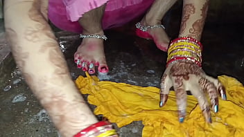 गर्म भाभी नहाते हुए बाथरूम में अपना पानी निकालती है
