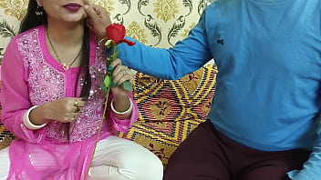 भारतीय सुंदर पति-पत्नी वैलेंटाइन वीक का जश्न मनाते हुए, रोज़ डे पर हिंदी में गंदी बातें करते हुए, सारा पैरों से सुख देती है