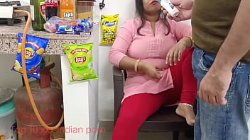 मुंबई का दुकानदार एक गरीब औरत को उधार देने के बहाने बिस्तर पर ले जाता है
