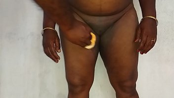 भारतीय वनिता की दोस्त नीले साड़ी में अपने बड़े स्तन और मुंडवाए योनि को दिखाते हुए, स्तन दबाना, निप्पल रगड़ना, योनि का मसाज करते हुए मस्त हो रही है