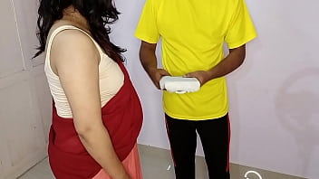 मालकिन ने कहा, “मुझे चोद दे, नहीं तो मैं तेरे मालिक को सब बता दूंगी,” और उसकी गर्म हिंदी आवाज़ ने मेरे अंदर आग लगा दी।