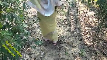 जंगल में खुलेआम देसी चुदाई का मज़ा