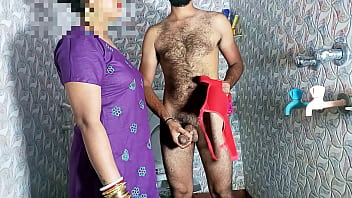 सौतेली माँ ने बाथरूम में ब्रा-पैंटी में लंड हिलाते पकड़ा फिर चूत चुदवा ली – पोर्न साफ हिंदी आवाज़ में