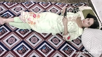 भाभी को मोबाइल पर अश्लील देखते पकड़ा और स्टेप ब्रदर ने जोरदार चोदा