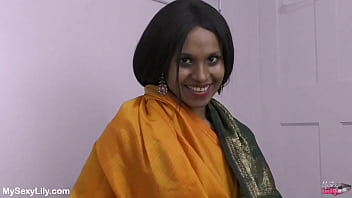 भारतीय मोटे स्तनों वाली सौतेली माँ अपने सौतेले बेटे के साथ गंदी बातें करते हुए और सेक्स करते हुए