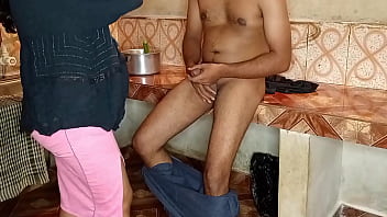 साहब, पहले खाना बनवा लो फिर मुझे बिस्तर पर लिटा कर जमकर चोदना