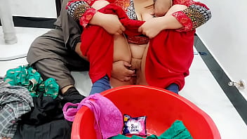 भाभी को कपड़े धोने में मदद करके उसकी गांड मारने का सौदा