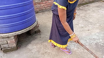 बंगाली भाभी का झाड़ू निकालने का बहाना, छत के कमरे में जबरदस्ती चुदाई की मस्ती, हिंदी में गंदी आवाज़ें!